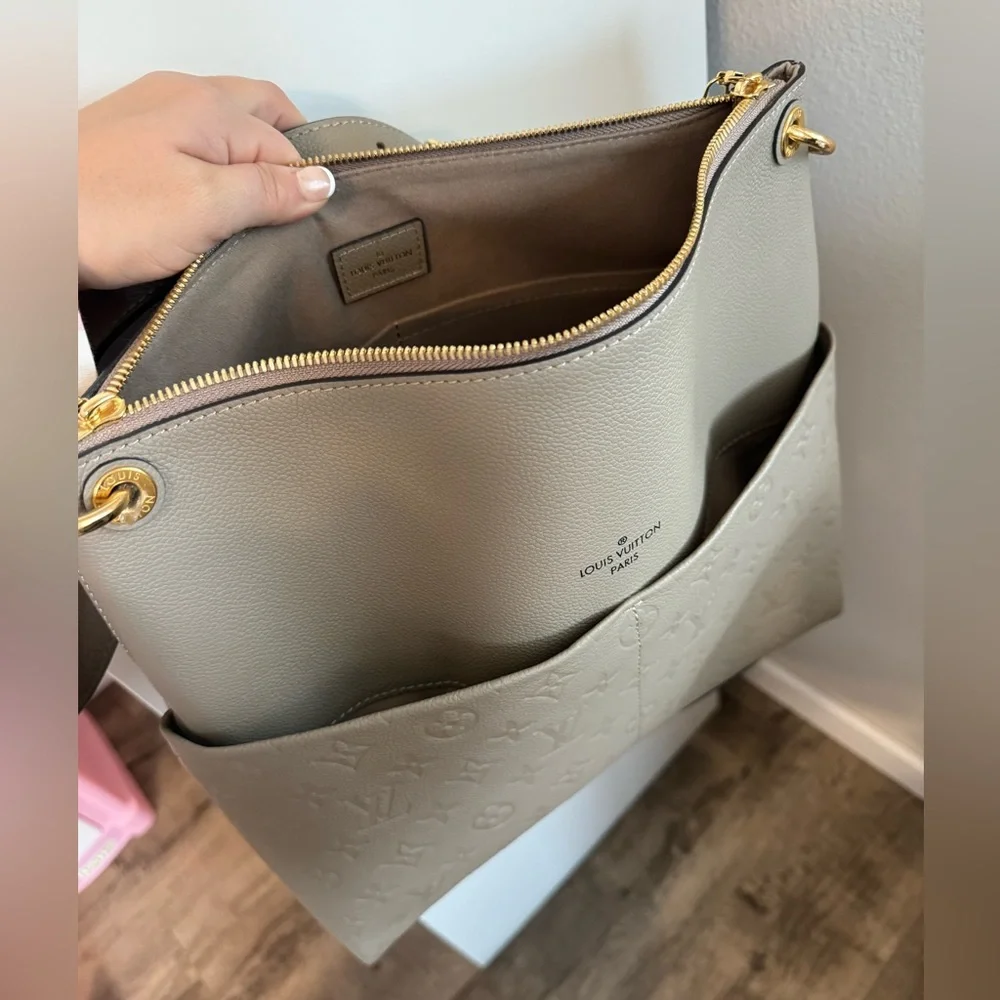 Faux LV purse - Picture 5 of 6